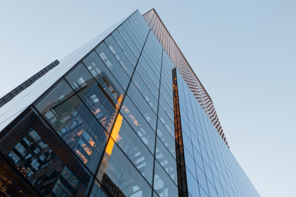 Façade vitrée d'un immeuble de bureaux.