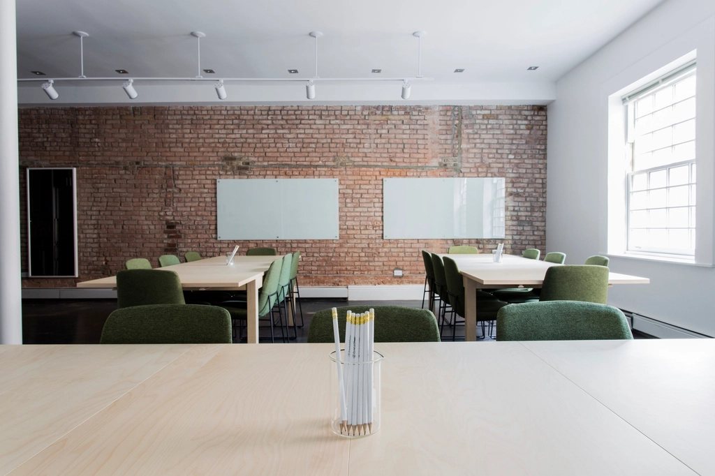 Salle de réunion vide, prête à accueillir une session.