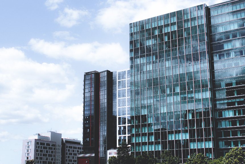 Immeuble de bureaux vu en contre-plongée.